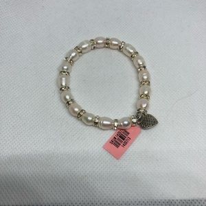 *Freshwater Off White Pearls w/Australian Crystal Detail Stretchable BraceletJ92
